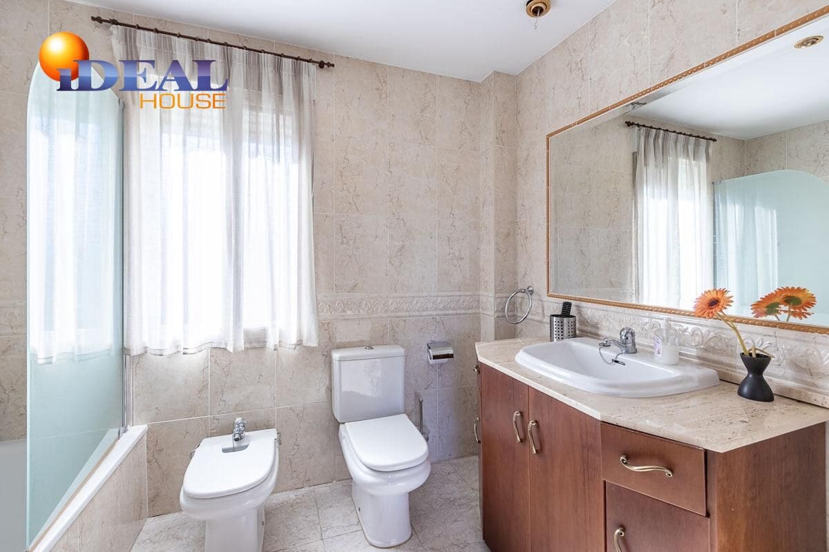 Chalet de 5 habitaciones en Las Gabias en venta con piscina garaje - 540.000 € (Ref: 9434521)