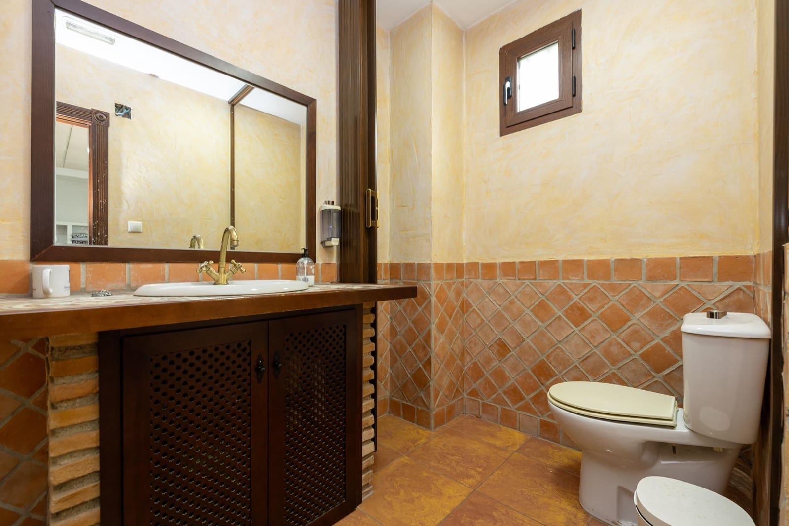 Kaupallinen myytävänä paikassa Granada kaupunki - 98 000 € (Ref: 9434531)