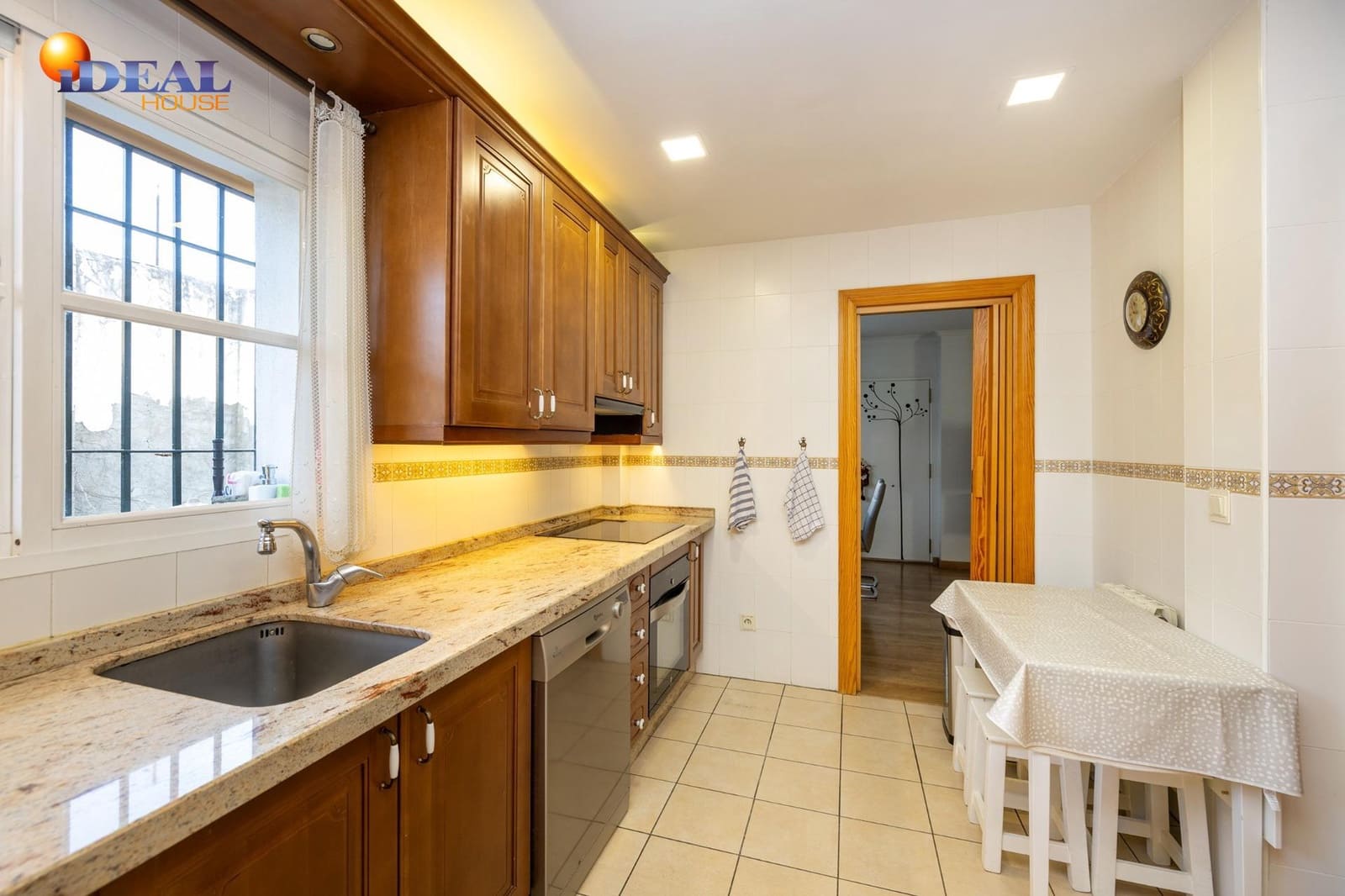 4 bedroom Semi-detached Villa for sale in Ogijares with garage - € 348,000 (Ref: 9434540)