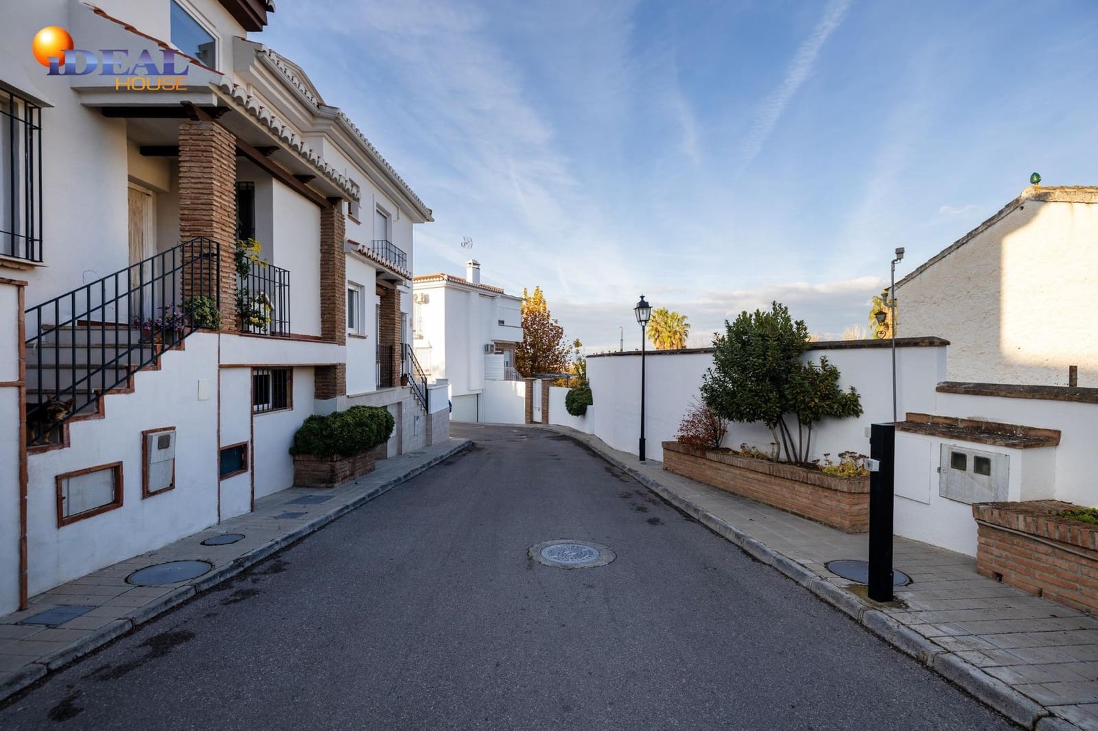 4 bedroom Semi-detached Villa for sale in Ogijares with garage - € 348,000 (Ref: 9434540)