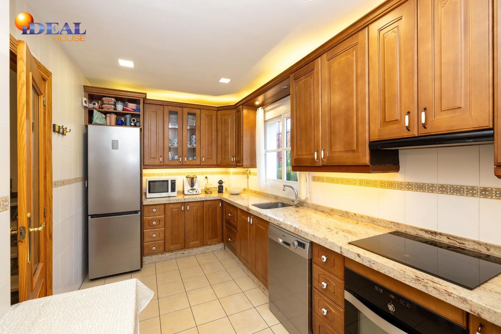 4 bedroom Semi-detached Villa for sale in Ogijares with garage - € 348,000 (Ref: 9434540)