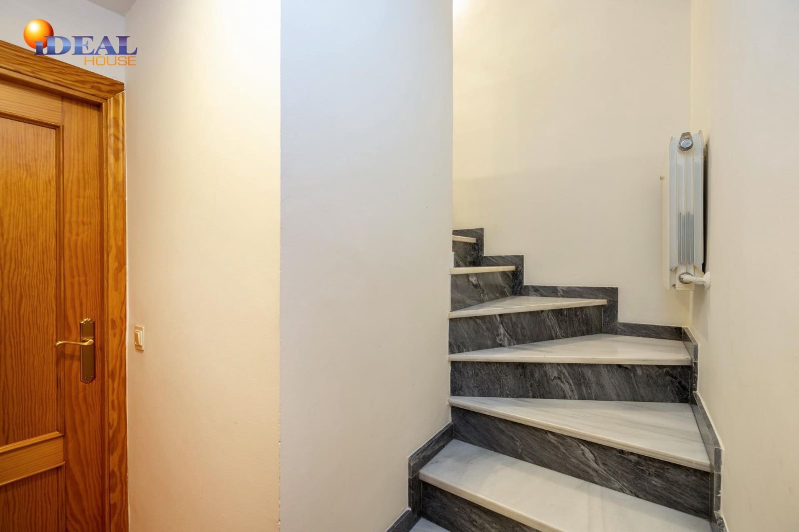 4 bedroom Semi-detached Villa for sale in Ogijares with garage - € 348,000 (Ref: 9434540)