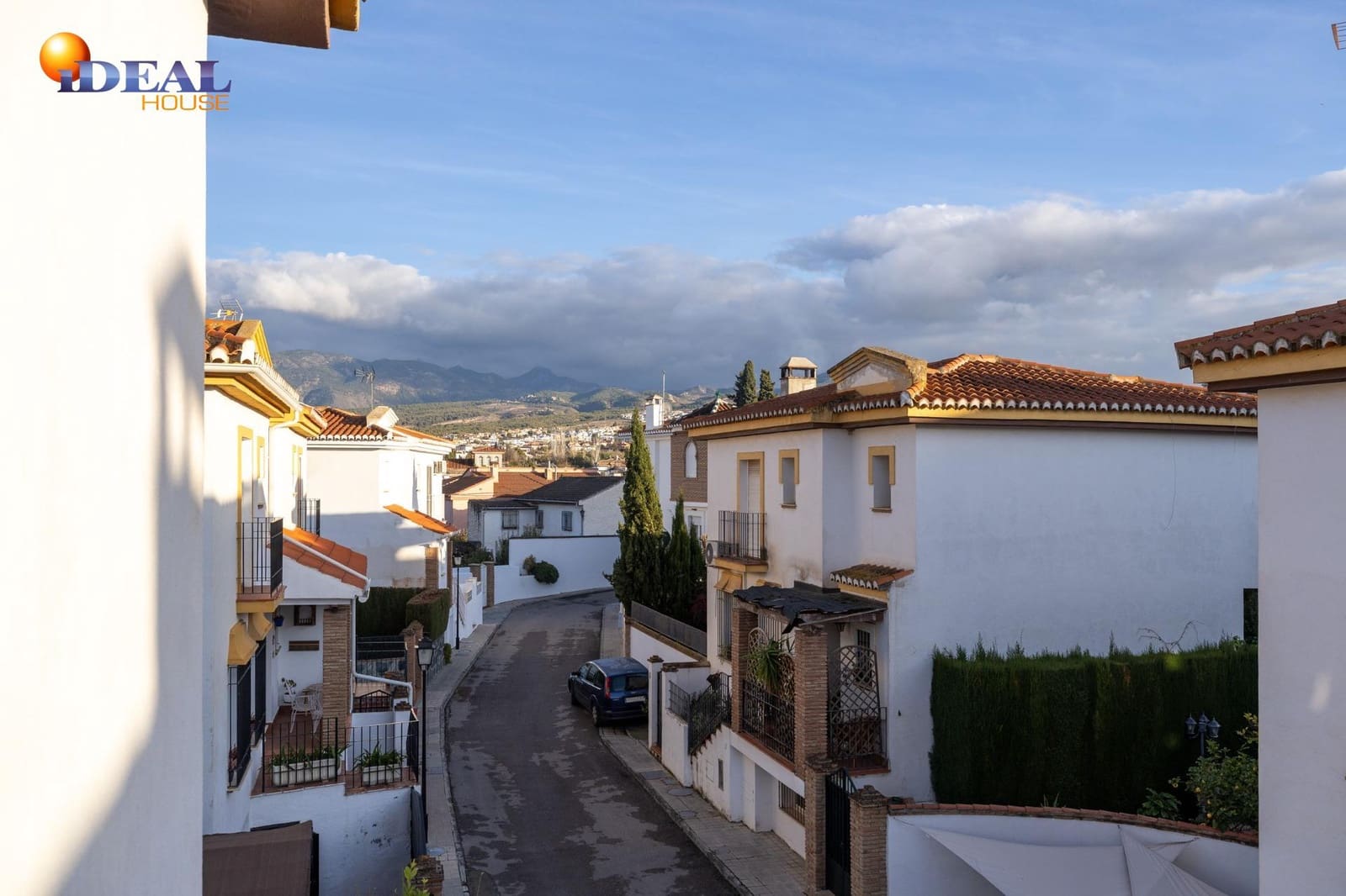 4 bedroom Semi-detached Villa for sale in Ogijares with garage - € 348,000 (Ref: 9434540)