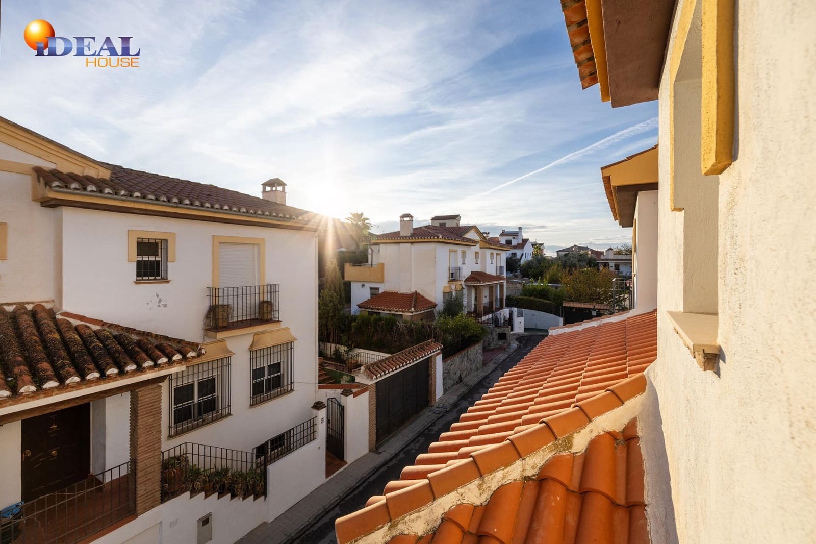 4 bedroom Semi-detached Villa for sale in Ogijares with garage - € 348,000 (Ref: 9434540)