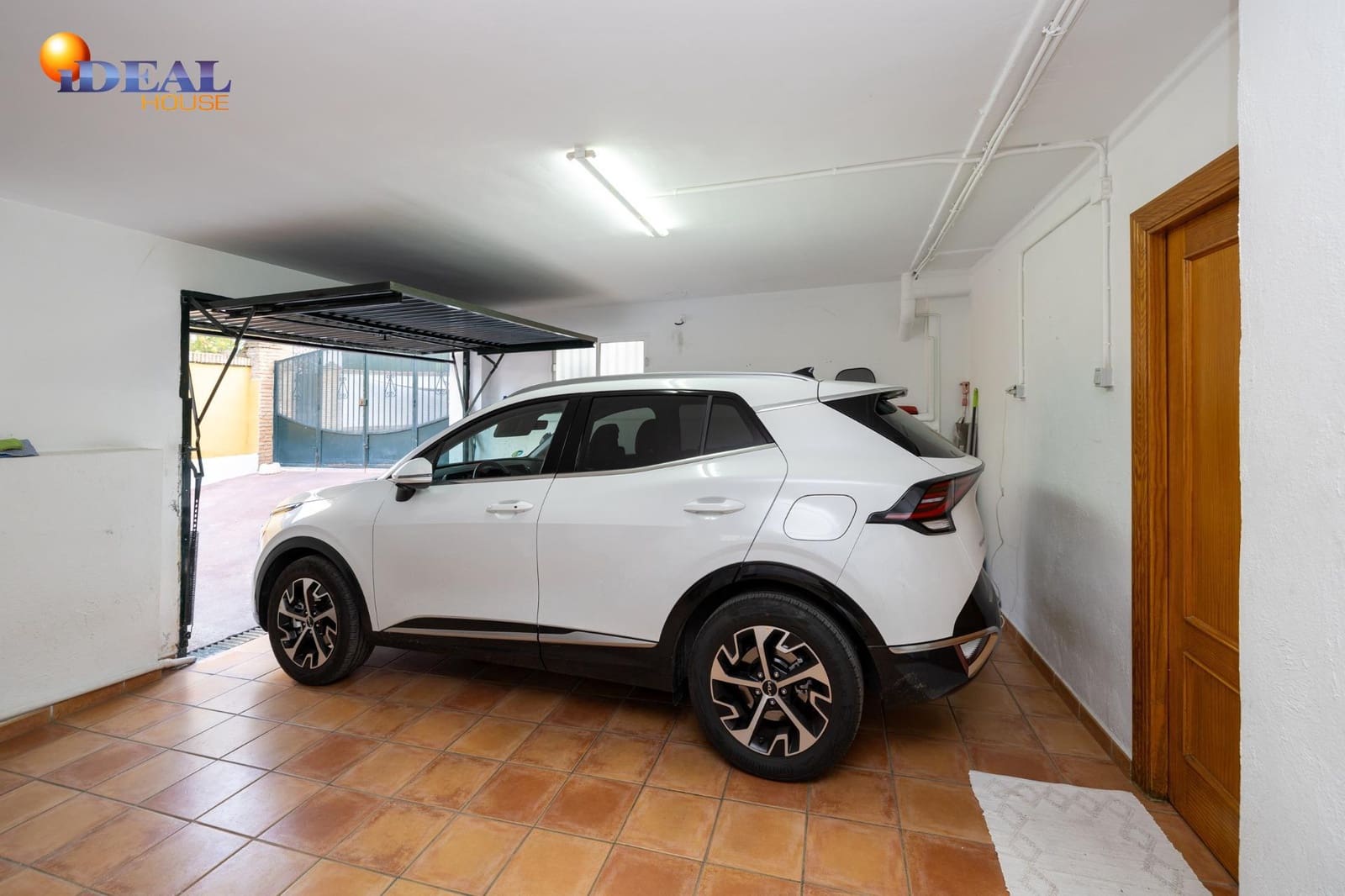 4 bedroom Semi-detached Villa for sale in Ogijares with garage - € 348,000 (Ref: 9434540)