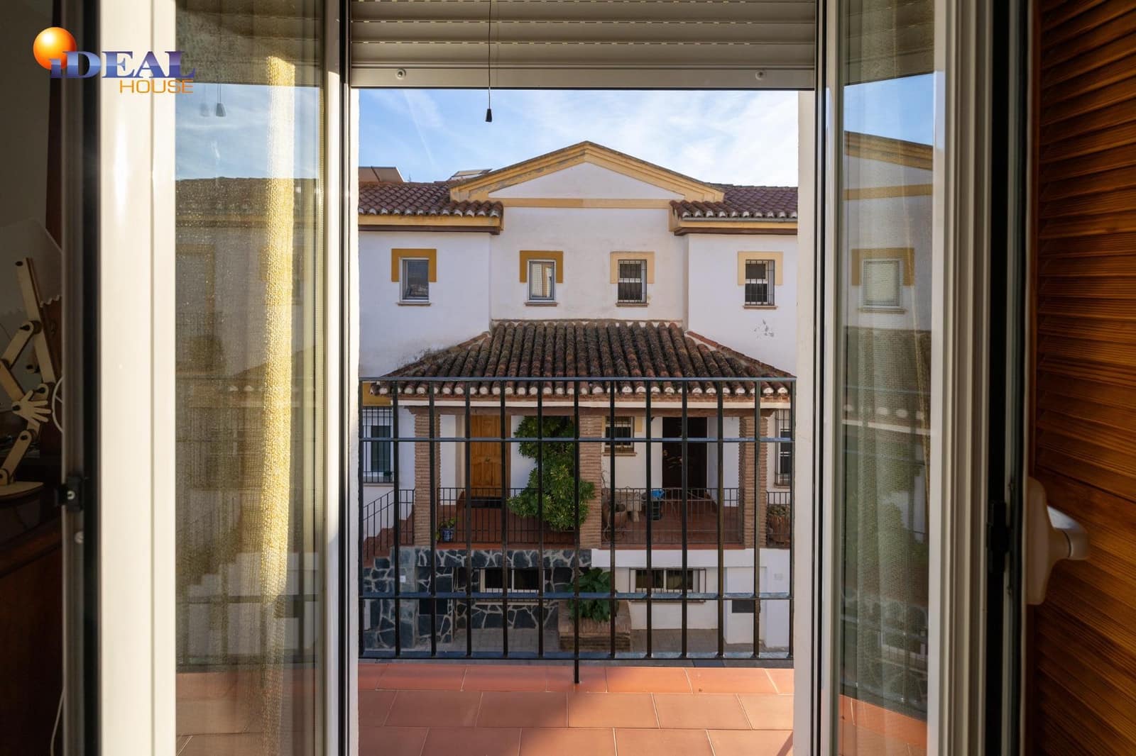 4 bedroom Semi-detached Villa for sale in Ogijares with garage - € 348,000 (Ref: 9434540)