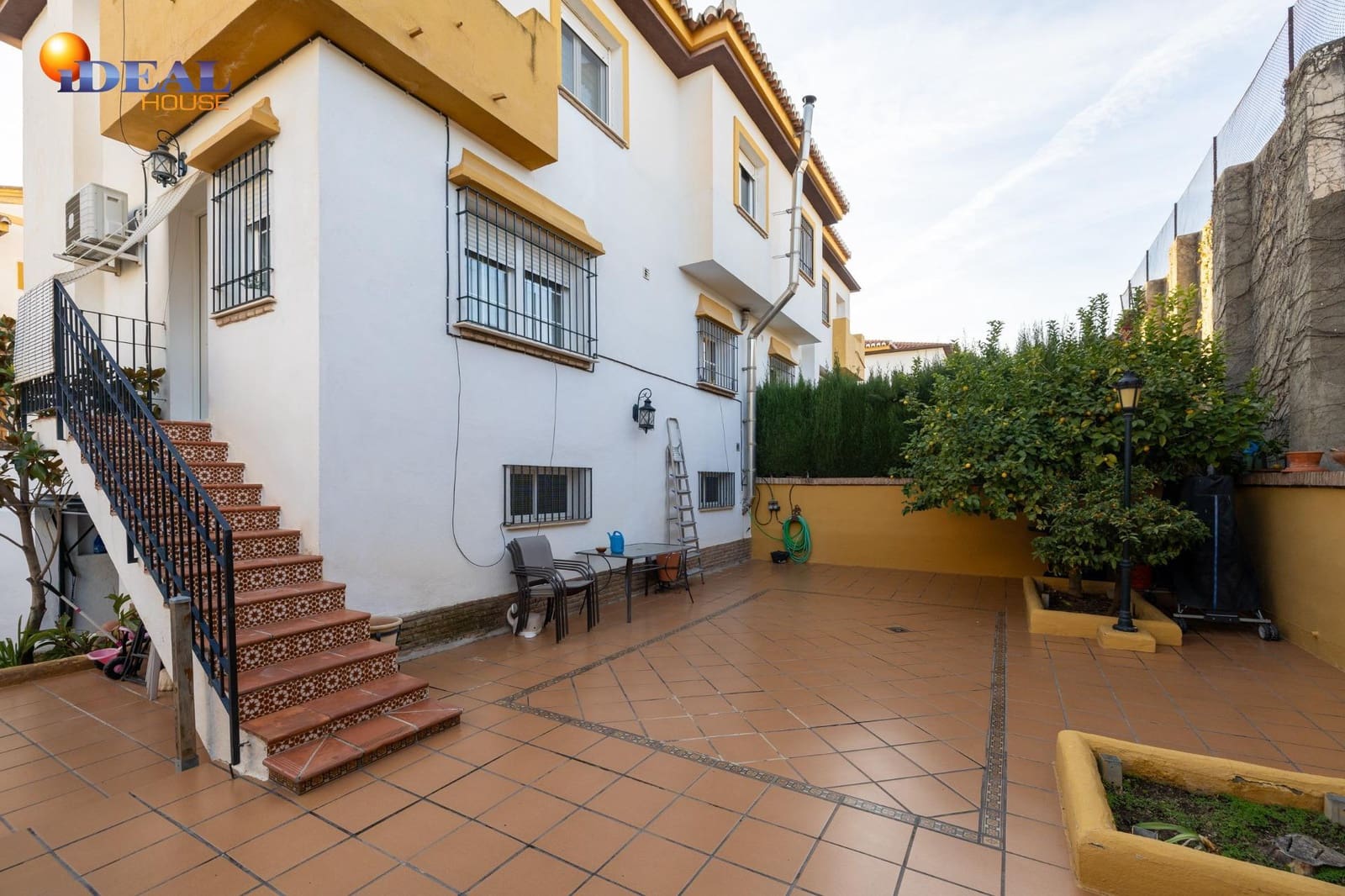 4 bedroom Semi-detached Villa for sale in Ogijares with garage - € 348,000 (Ref: 9434540)