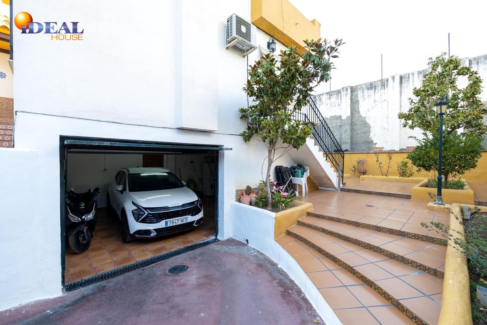 4 bedroom Semi-detached Villa for sale in Ogijares with garage - € 348,000 (Ref: 9434540)