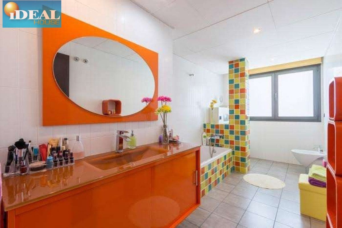 5 makuuhuone Huvila myytävänä paikassa Gojar mukana uima-altaan 
autotalli - 950 000 € (Ref: 9434542)