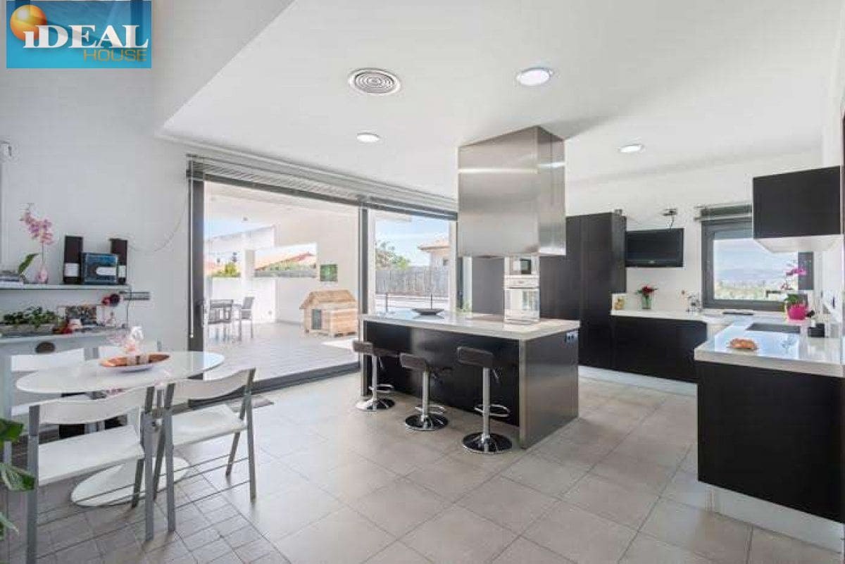 5 makuuhuone Huvila myytävänä paikassa Gojar mukana uima-altaan 
autotalli - 950 000 € (Ref: 9434542)