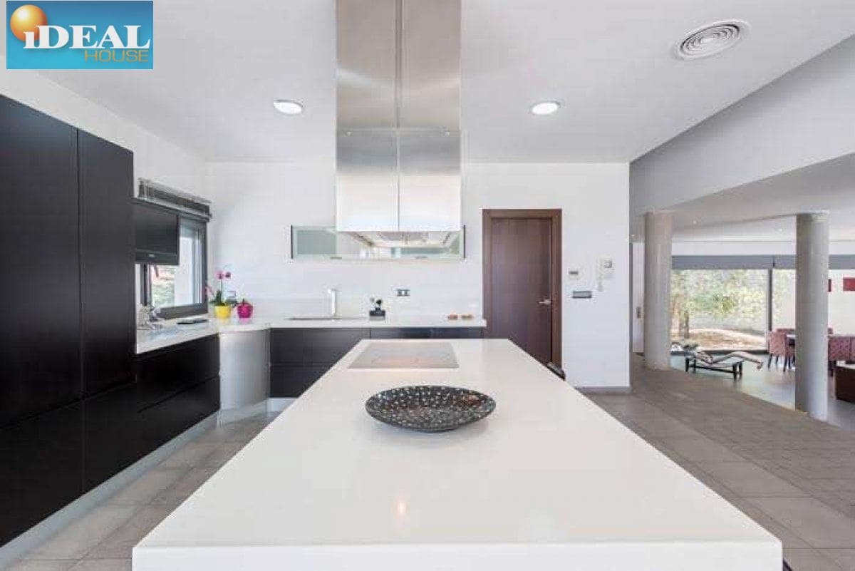 5 makuuhuone Huvila myytävänä paikassa Gojar mukana uima-altaan 
autotalli - 950 000 € (Ref: 9434542)