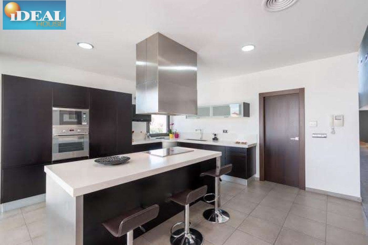 5 makuuhuone Huvila myytävänä paikassa Gojar mukana uima-altaan 
autotalli - 950 000 € (Ref: 9434542)