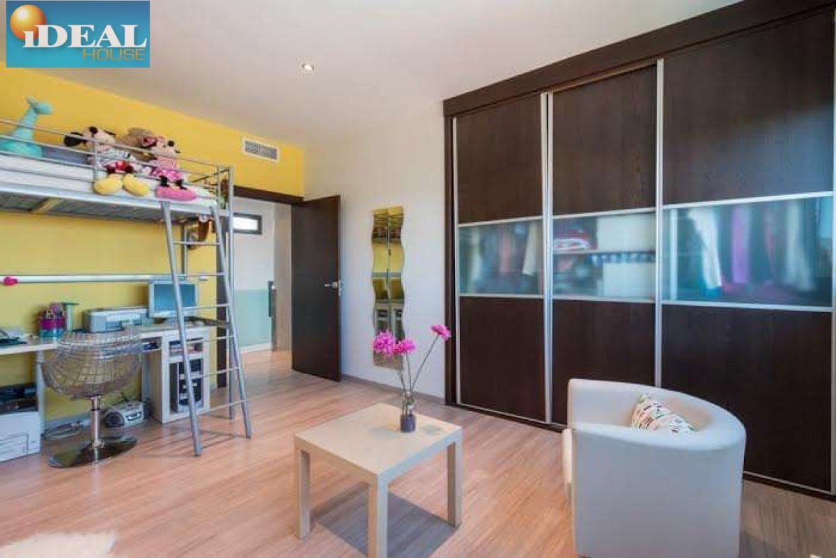 5 makuuhuone Huvila myytävänä paikassa Gojar mukana uima-altaan 
autotalli - 950 000 € (Ref: 9434542)