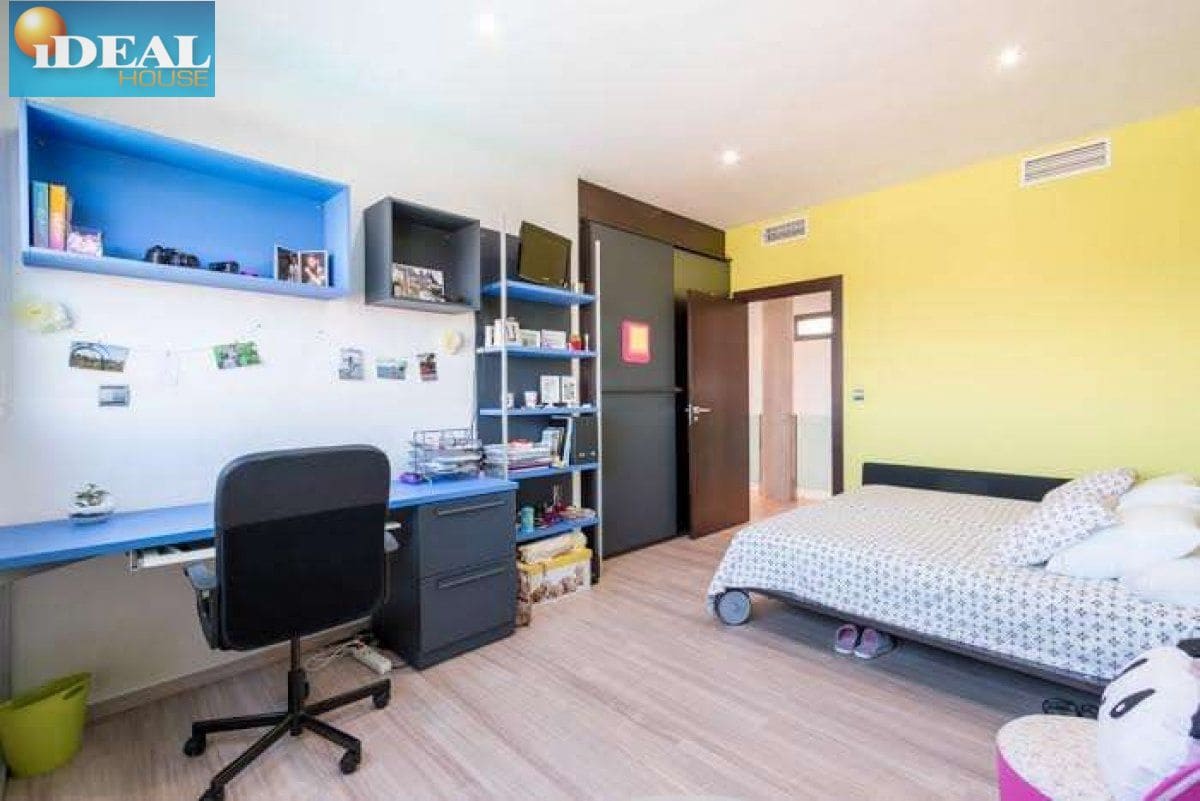 5 makuuhuone Huvila myytävänä paikassa Gojar mukana uima-altaan 
autotalli - 950 000 € (Ref: 9434542)