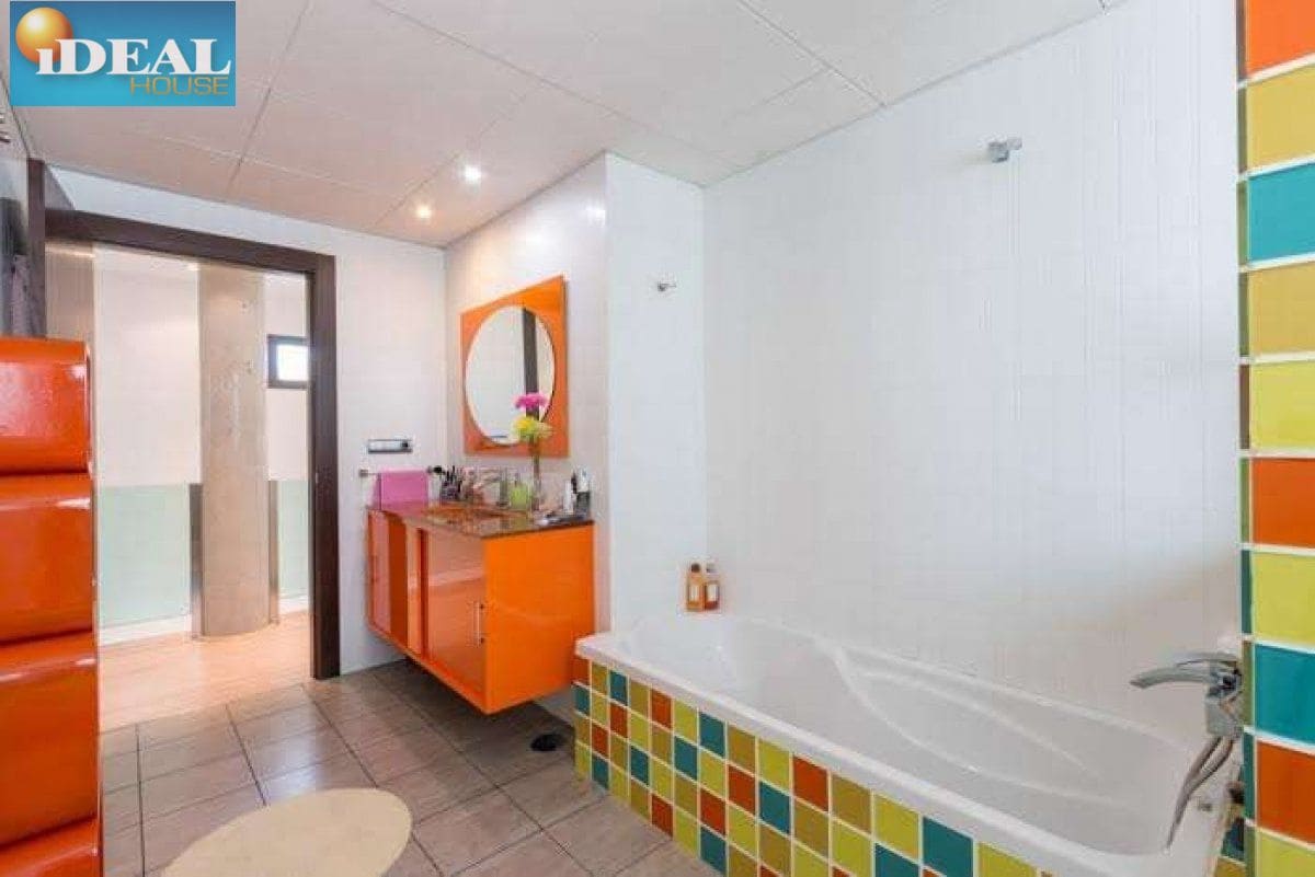 5 makuuhuone Huvila myytävänä paikassa Gojar mukana uima-altaan 
autotalli - 950 000 € (Ref: 9434542)