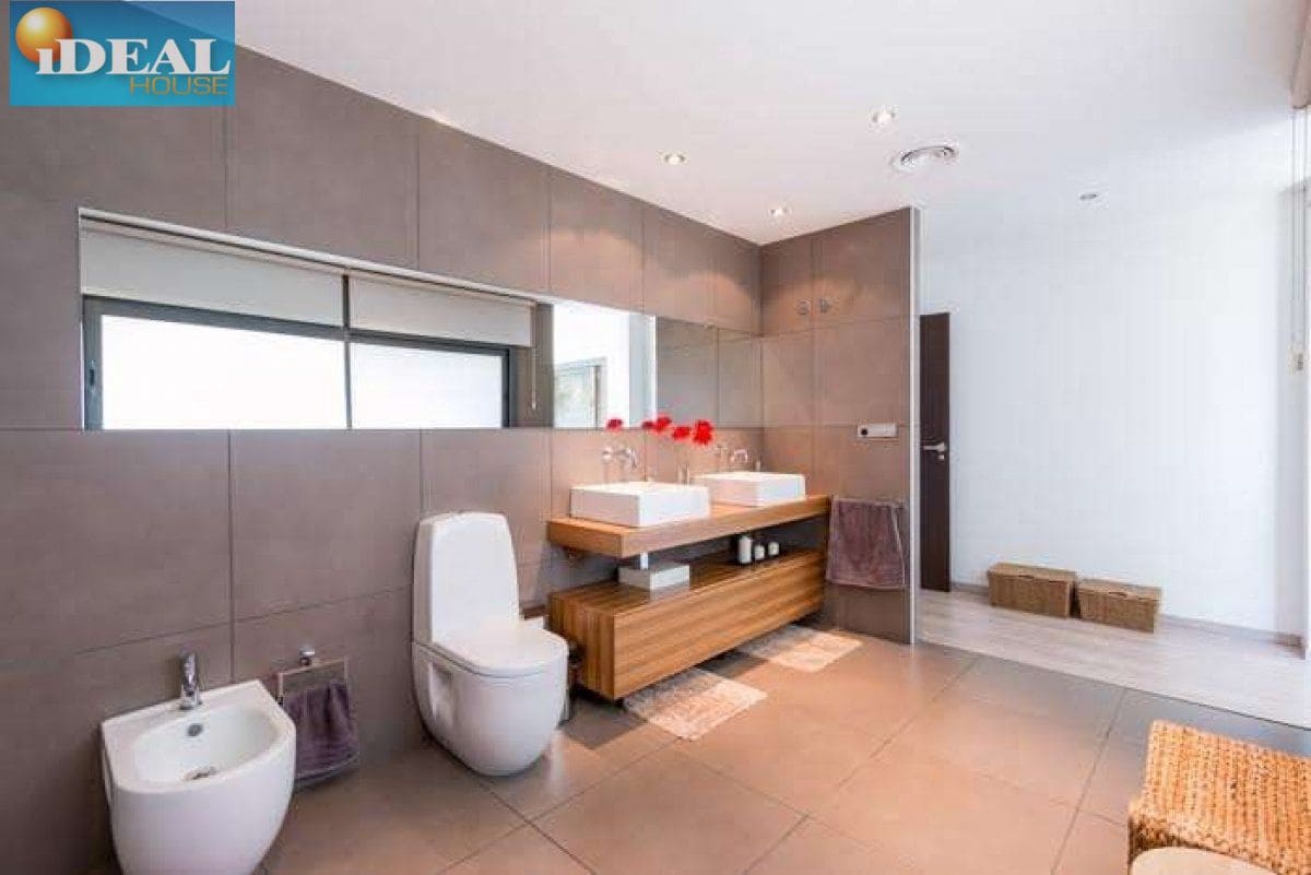 5 makuuhuone Huvila myytävänä paikassa Gojar mukana uima-altaan 
autotalli - 950 000 € (Ref: 9434542)