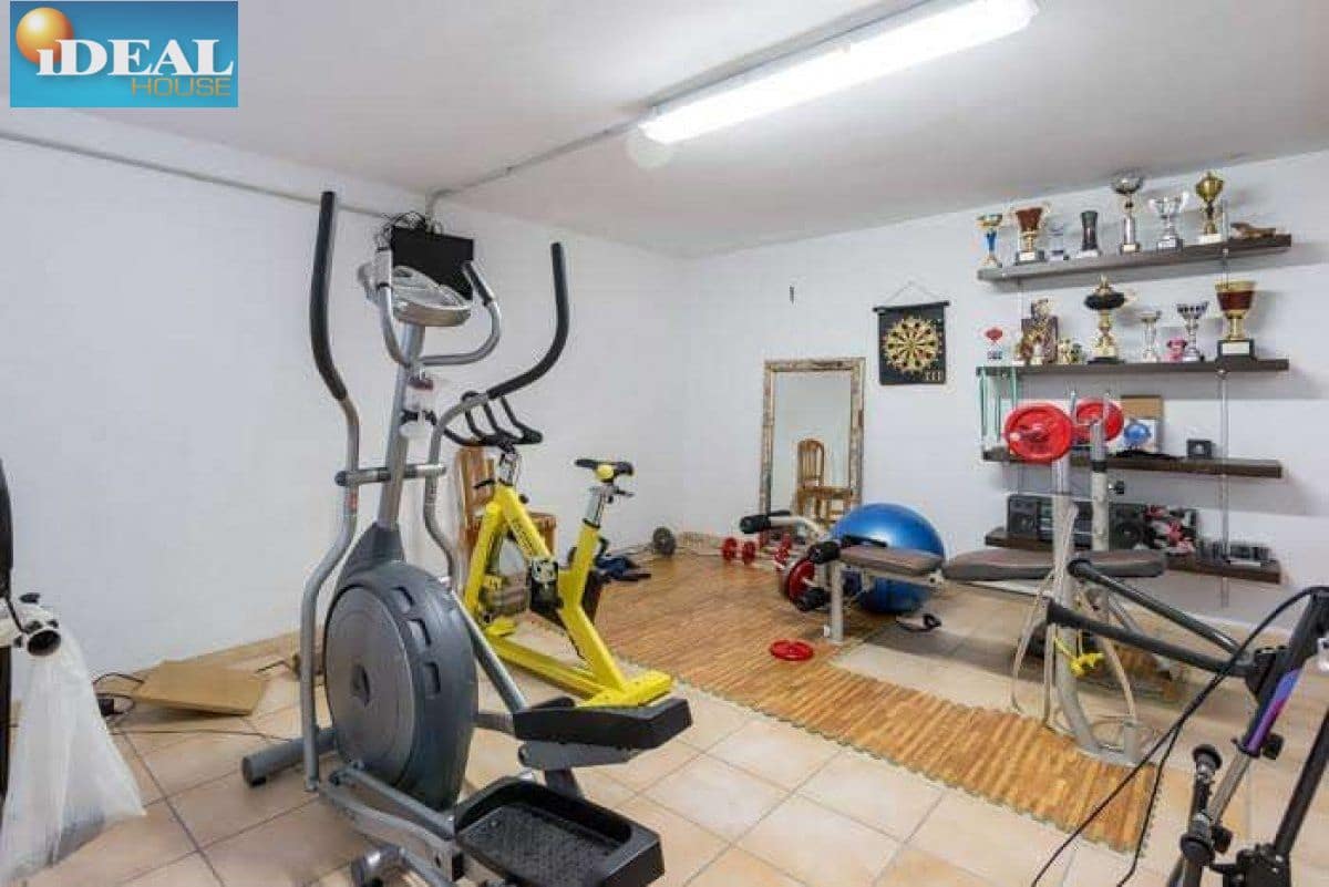 5 makuuhuone Huvila myytävänä paikassa Gojar mukana uima-altaan 
autotalli - 950 000 € (Ref: 9434542)