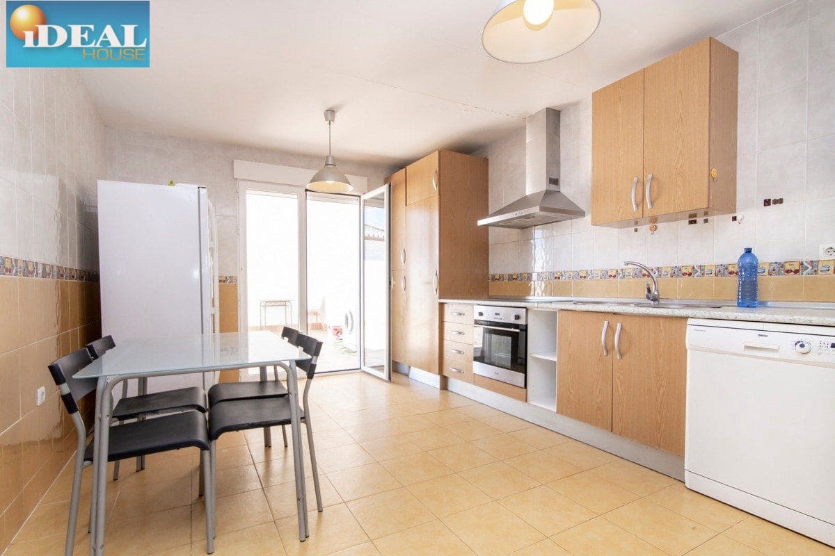 6 bedroom Townhouse for sale in Chauchina with garage - € 360,000 (Ref: 9434543)