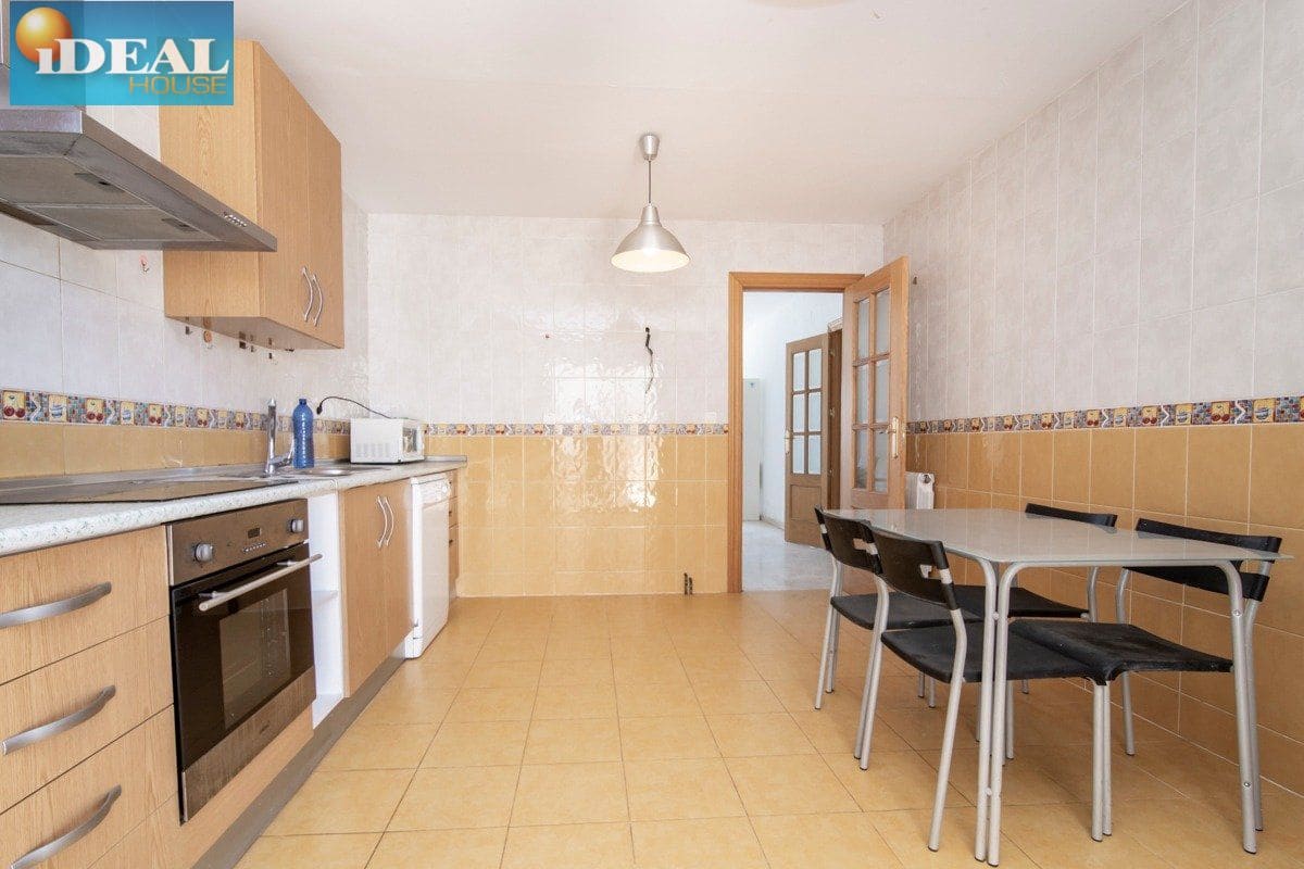 6 bedroom Townhouse for sale in Chauchina with garage - € 360,000 (Ref: 9434543)