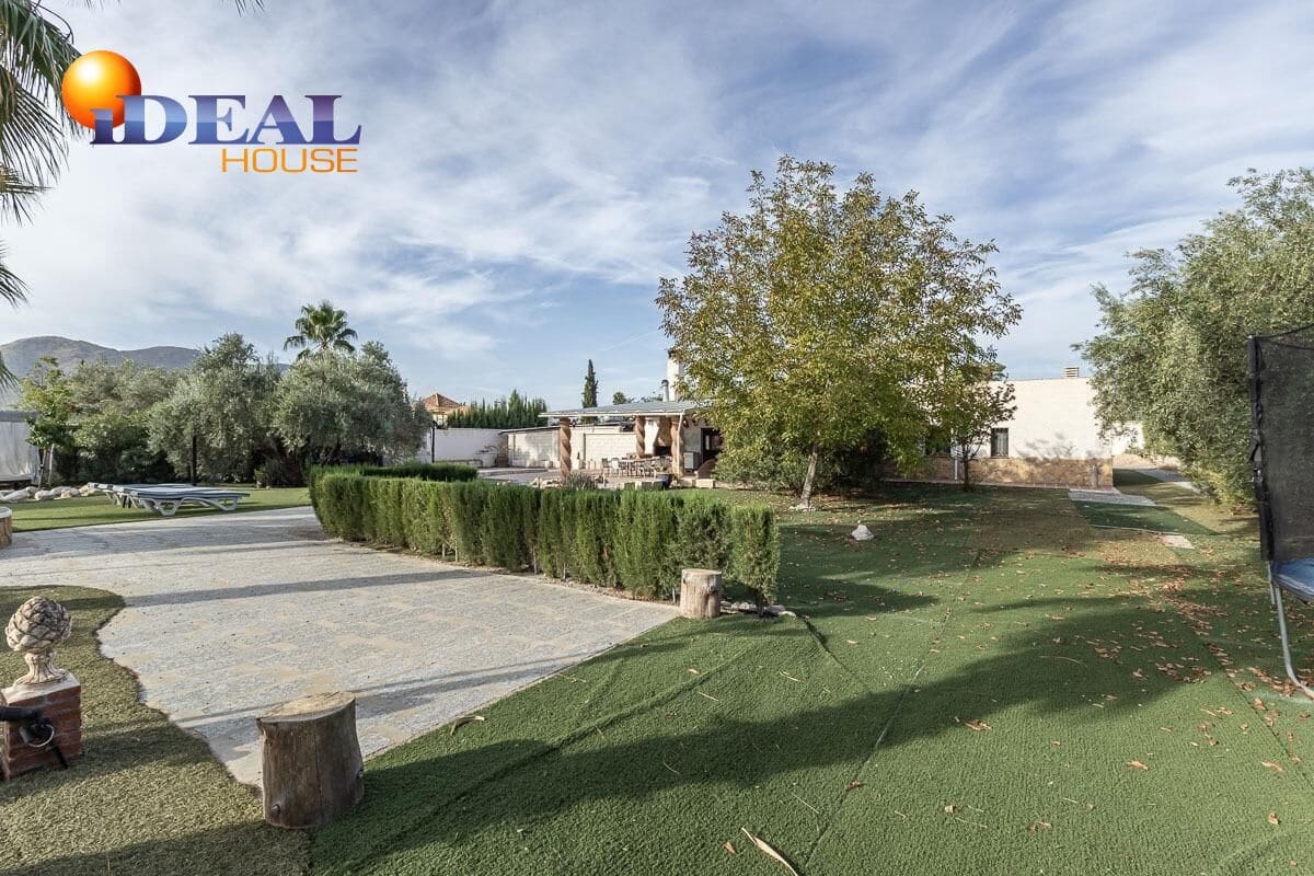 5 soveværelse Finca/Landehus til salg i Atarfe med swimmingpool - € 548.000 (Ref: 9437692)