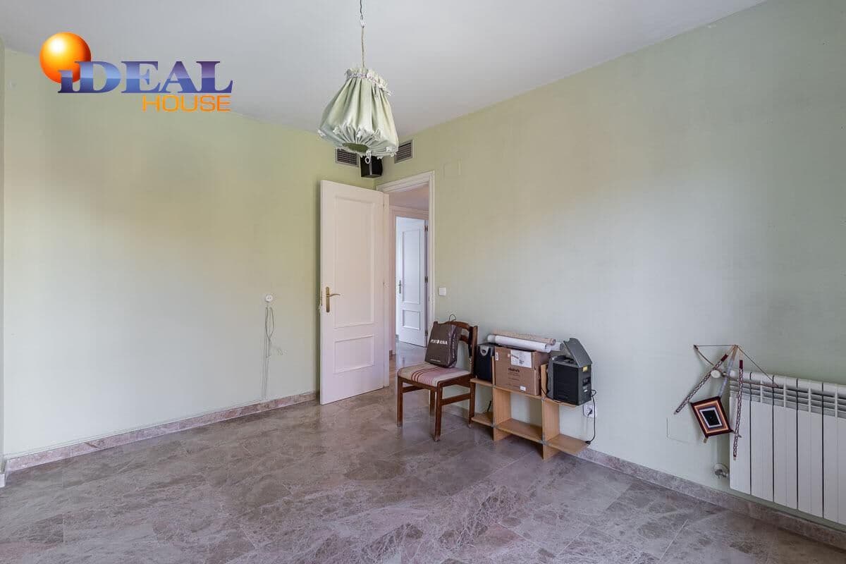 6 makuuhuone Omakotitalo myytävänä paikassa Armilla mukana 
autotalli - 429 000 € (Ref: 9438553)