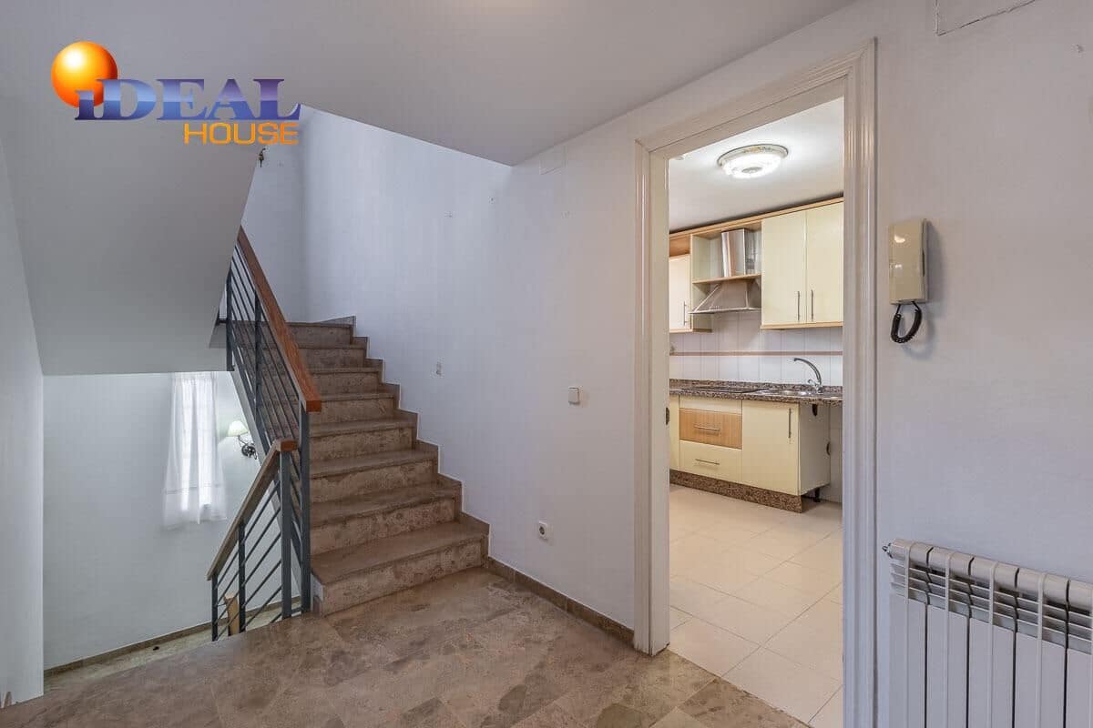 6 makuuhuone Omakotitalo myytävänä paikassa Armilla mukana 
autotalli - 429 000 € (Ref: 9438553)