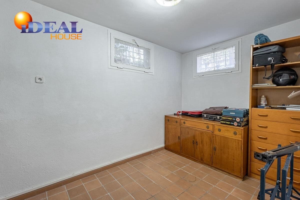 6 makuuhuone Omakotitalo myytävänä paikassa Armilla mukana 
autotalli - 429 000 € (Ref: 9438553)