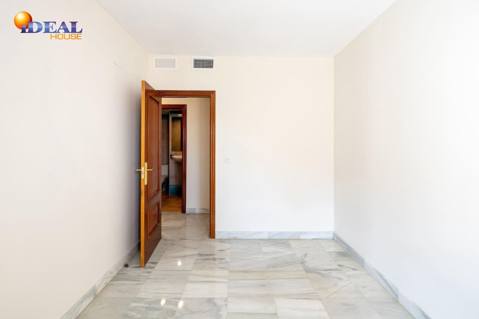 Ático de 3 habitaciones en Granada ciudad en venta con garaje - 360.000 € (Ref: 9450212)
