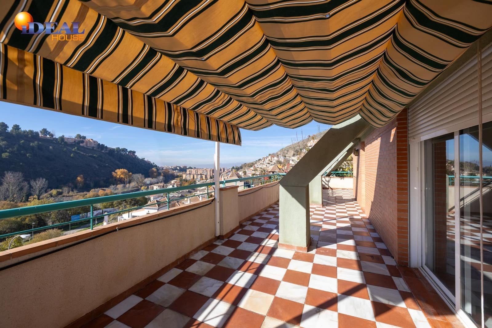 Ático de 3 habitaciones en Granada ciudad en venta con garaje - 360.000 € (Ref: 9450212)