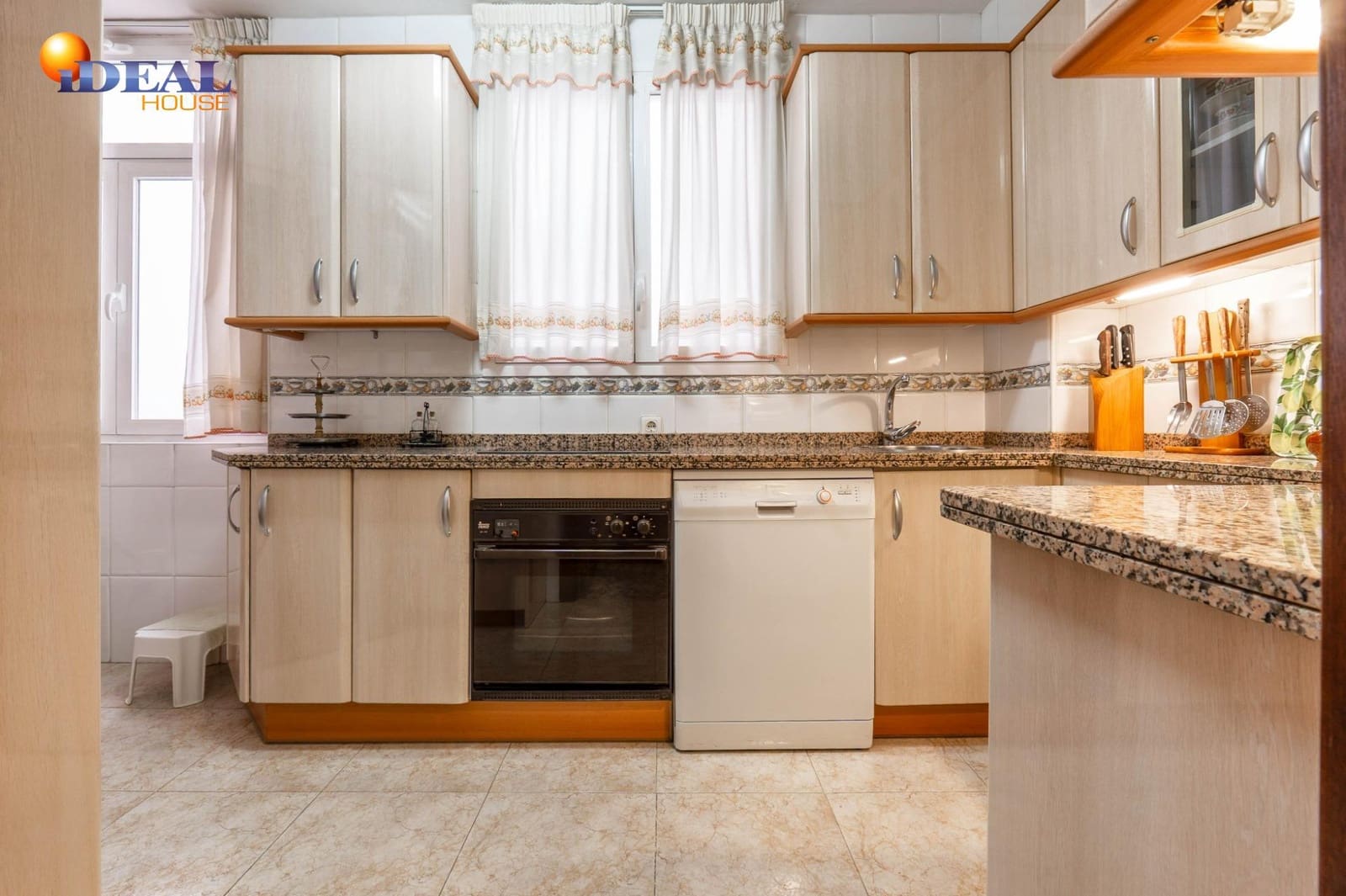 4 bedroom Flat for sale in Granada city with garage - € 367,500 (Ref: 9450215)