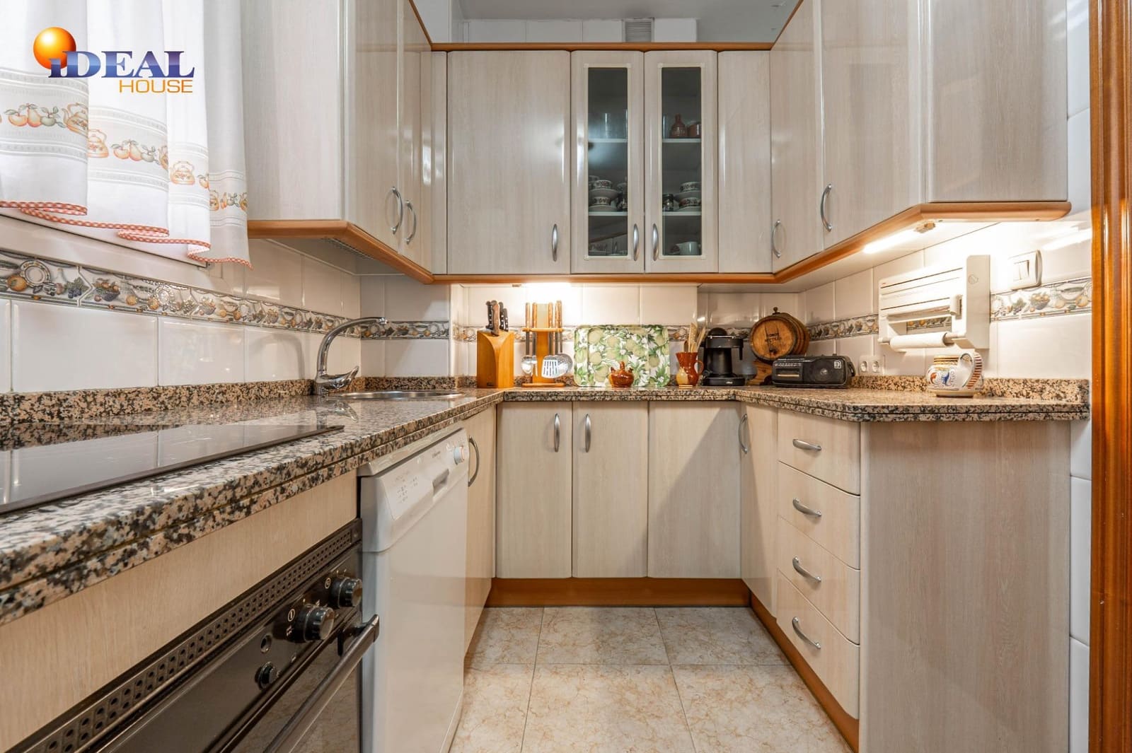 4 bedroom Flat for sale in Granada city with garage - € 367,500 (Ref: 9450215)