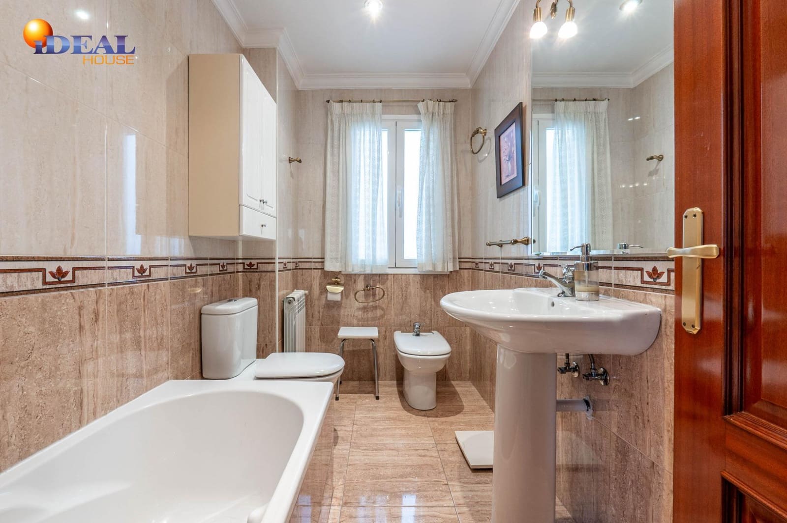 4 bedroom Flat for sale in Granada city with garage - € 367,500 (Ref: 9450215)