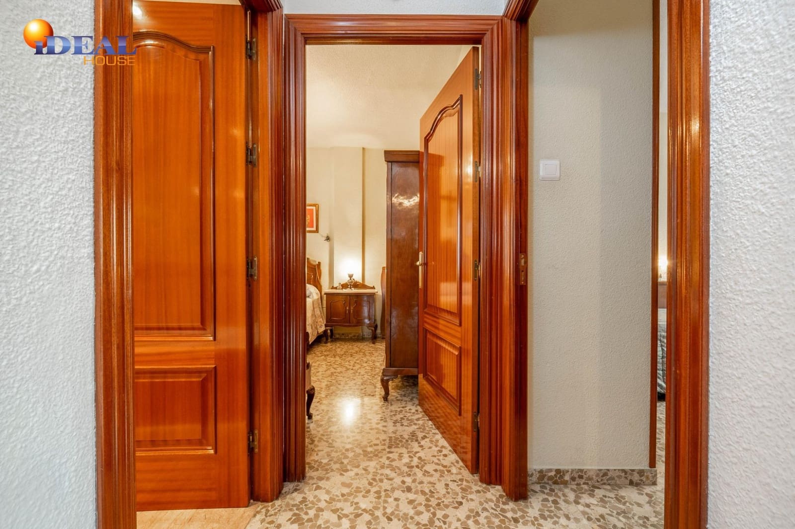 4 bedroom Flat for sale in Granada city with garage - € 367,500 (Ref: 9450215)