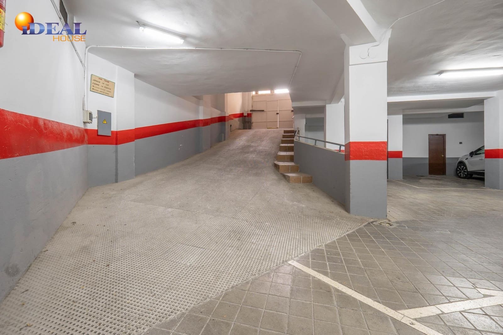 4 bedroom Flat for sale in Granada city with garage - € 367,500 (Ref: 9450215)