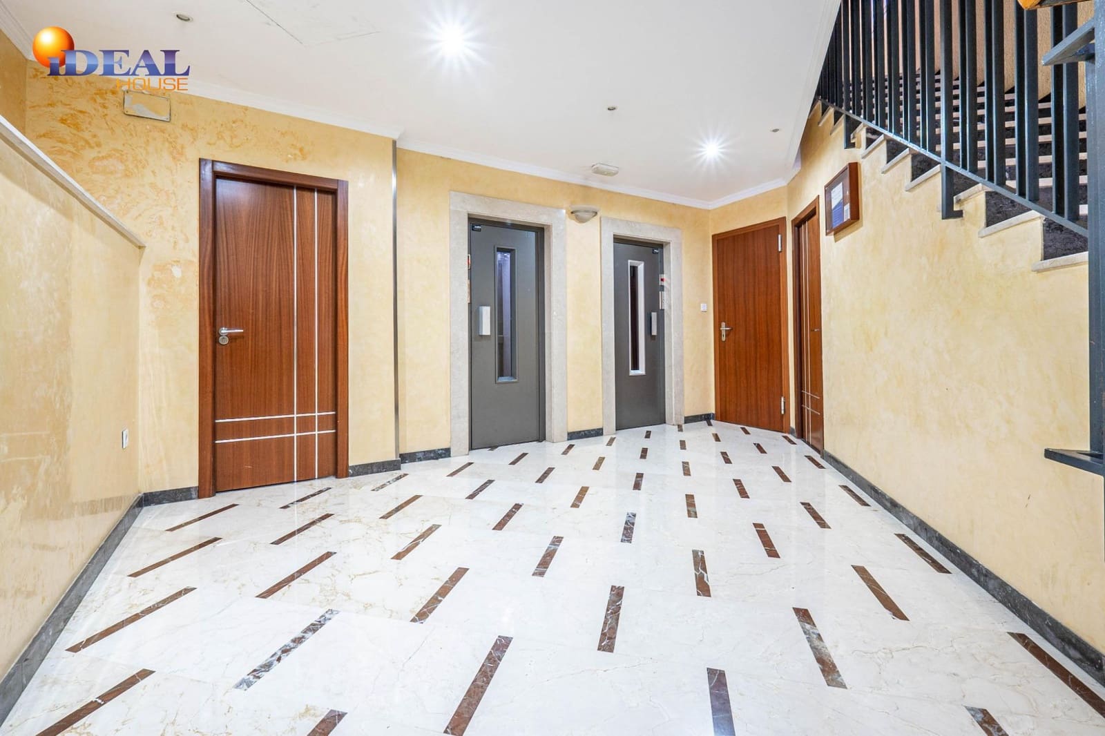 4 bedroom Flat for sale in Granada city with garage - € 367,500 (Ref: 9450215)