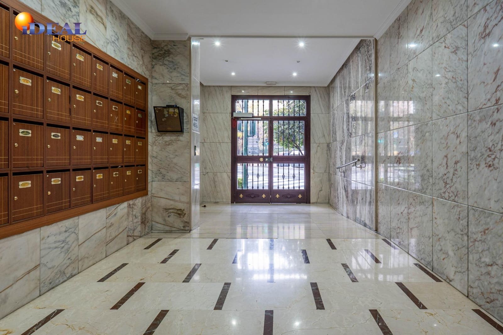 4 bedroom Flat for sale in Granada city with garage - € 367,500 (Ref: 9450215)