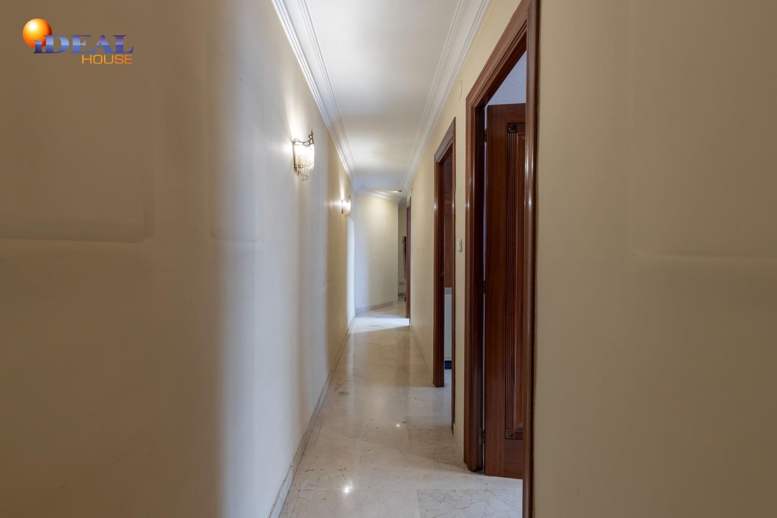 4 bedroom Flat for sale in Granada city with garage - € 420,000 (Ref: 9456190)