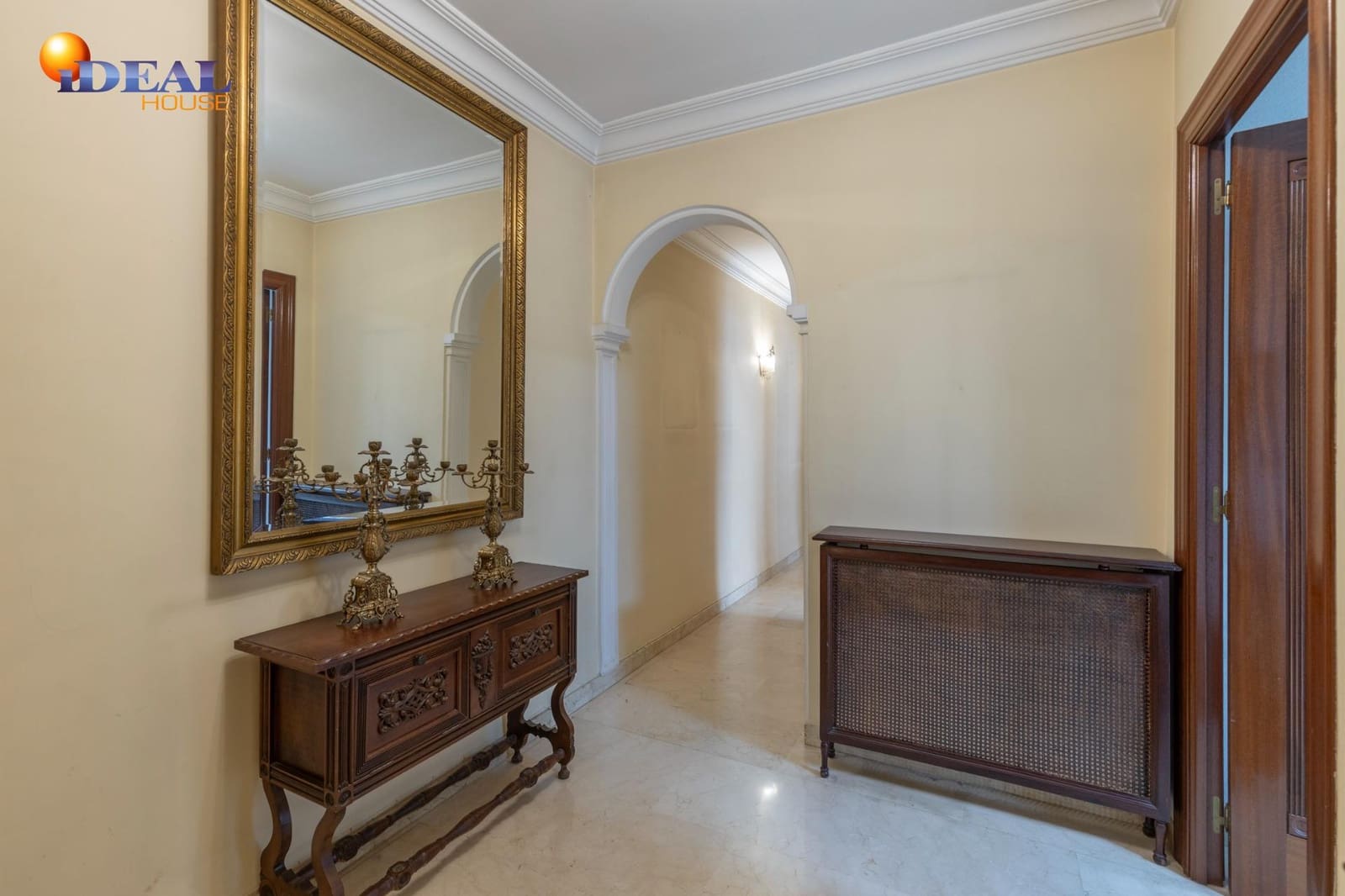 4 bedroom Flat for sale in Granada city with garage - € 420,000 (Ref: 9456190)