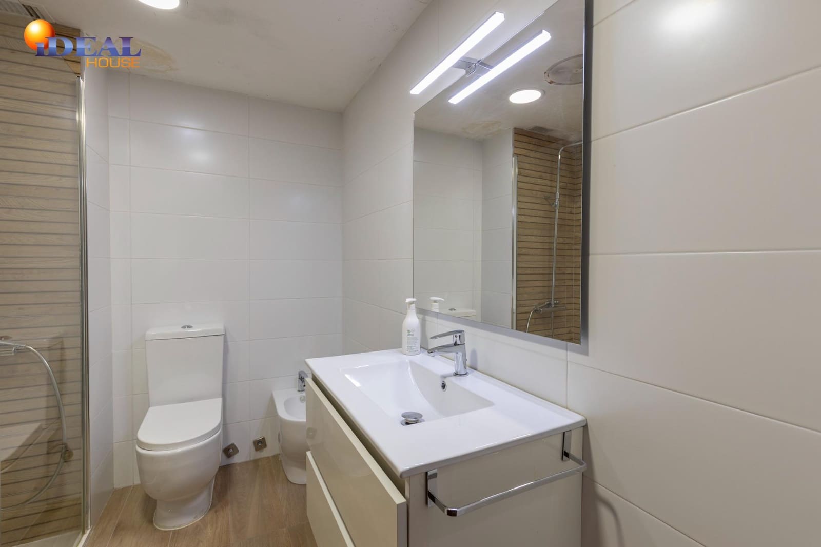 4 bedroom Flat for sale in Granada city with garage - € 420,000 (Ref: 9456190)