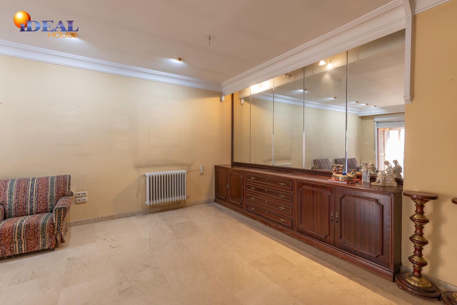 4 bedroom Flat for sale in Granada city with garage - € 420,000 (Ref: 9456190)