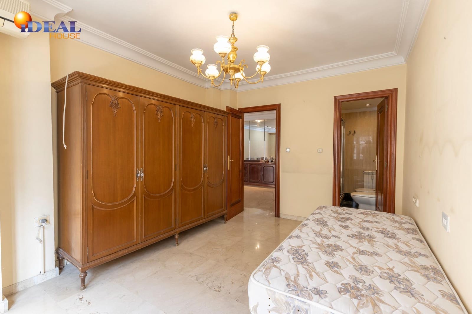4 bedroom Flat for sale in Granada city with garage - € 420,000 (Ref: 9456190)