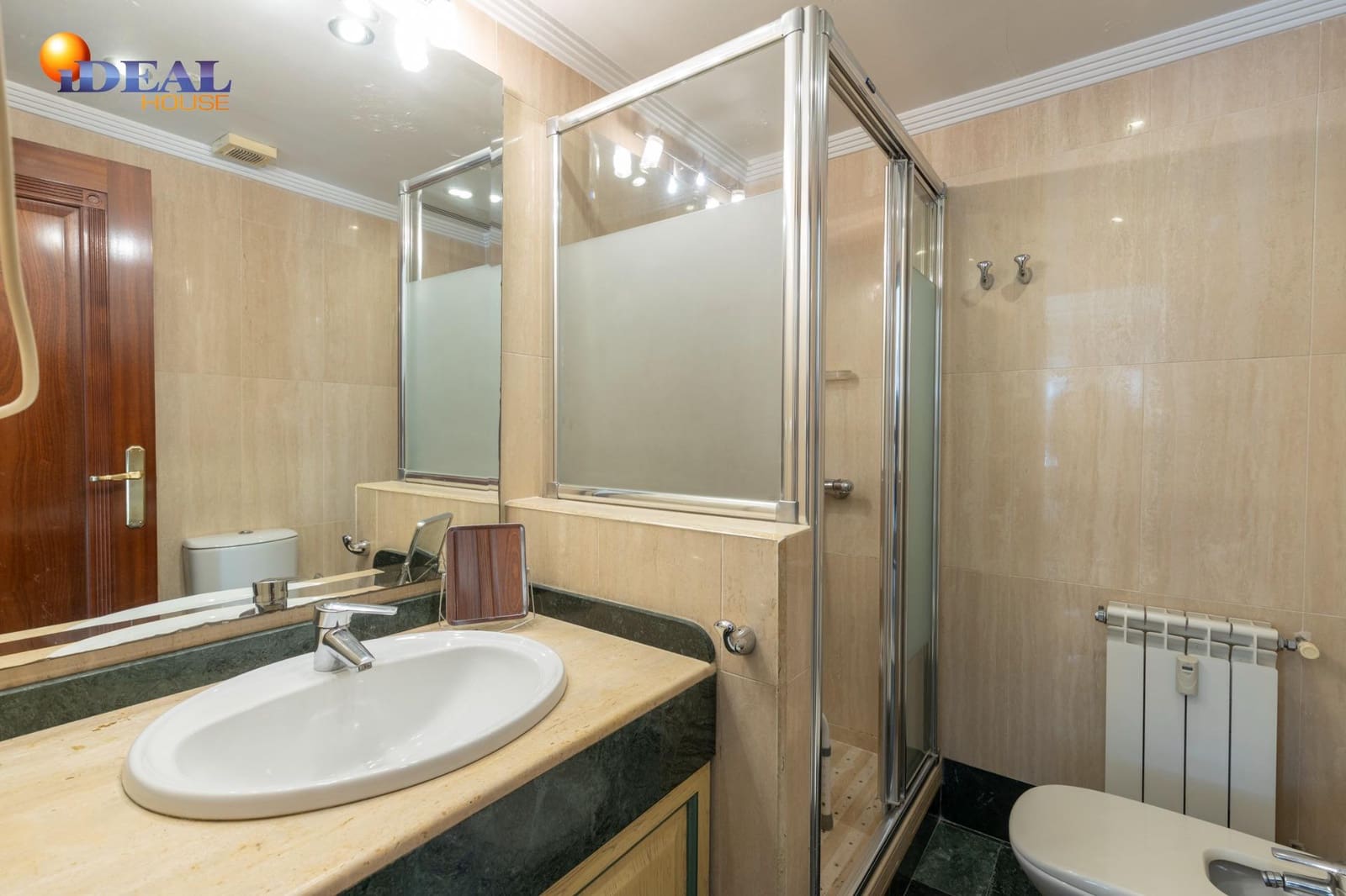 4 bedroom Flat for sale in Granada city with garage - € 420,000 (Ref: 9456190)