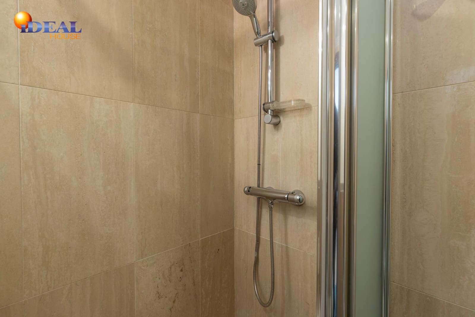 4 bedroom Flat for sale in Granada city with garage - € 420,000 (Ref: 9456190)