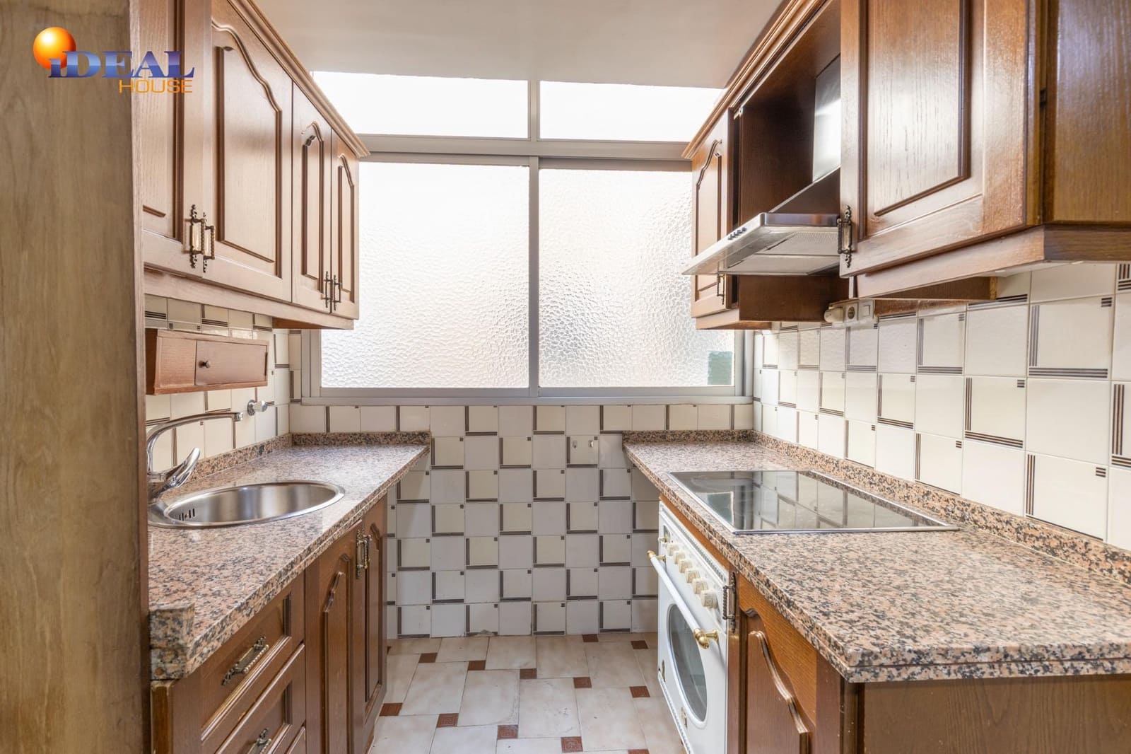 4 bedroom Flat for sale in Granada city with garage - € 420,000 (Ref: 9456190)