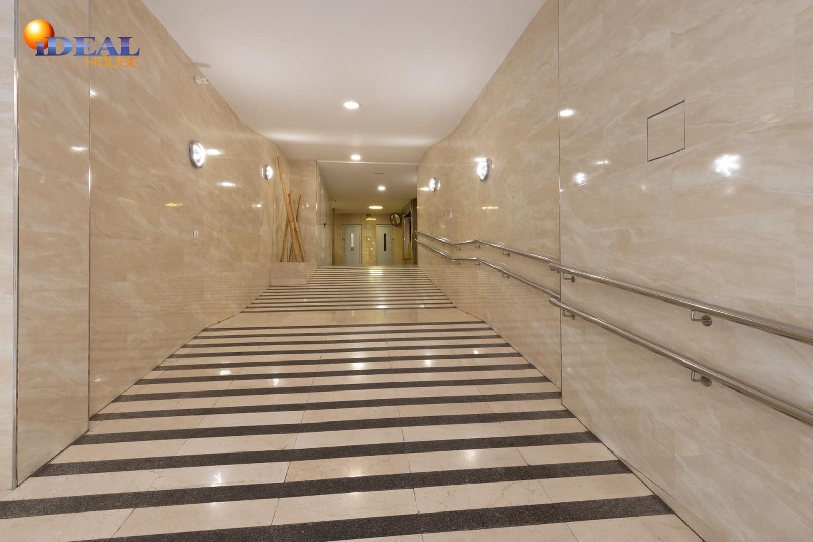 4 bedroom Flat for sale in Granada city with garage - € 420,000 (Ref: 9456190)