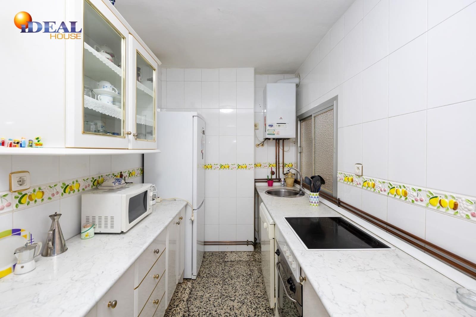 4 bedroom Flat for sale in Granada city with garage - € 245,000 (Ref: 9462018)