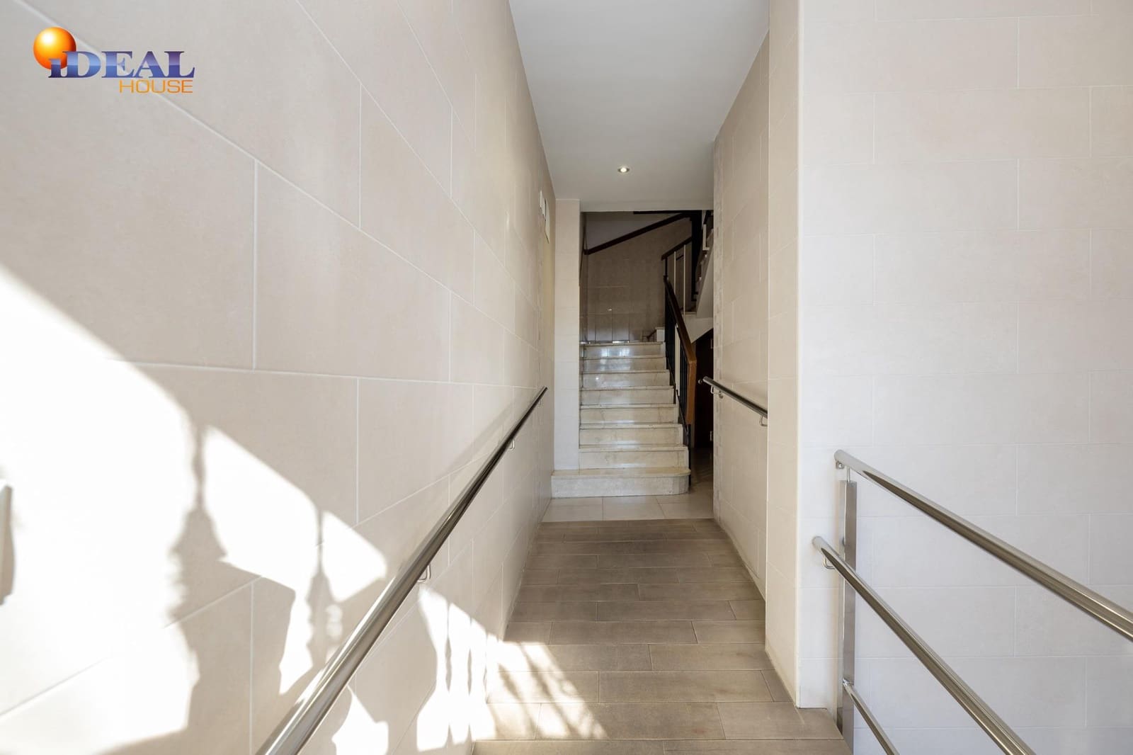 4 bedroom Flat for sale in Granada city with garage - € 245,000 (Ref: 9462018)