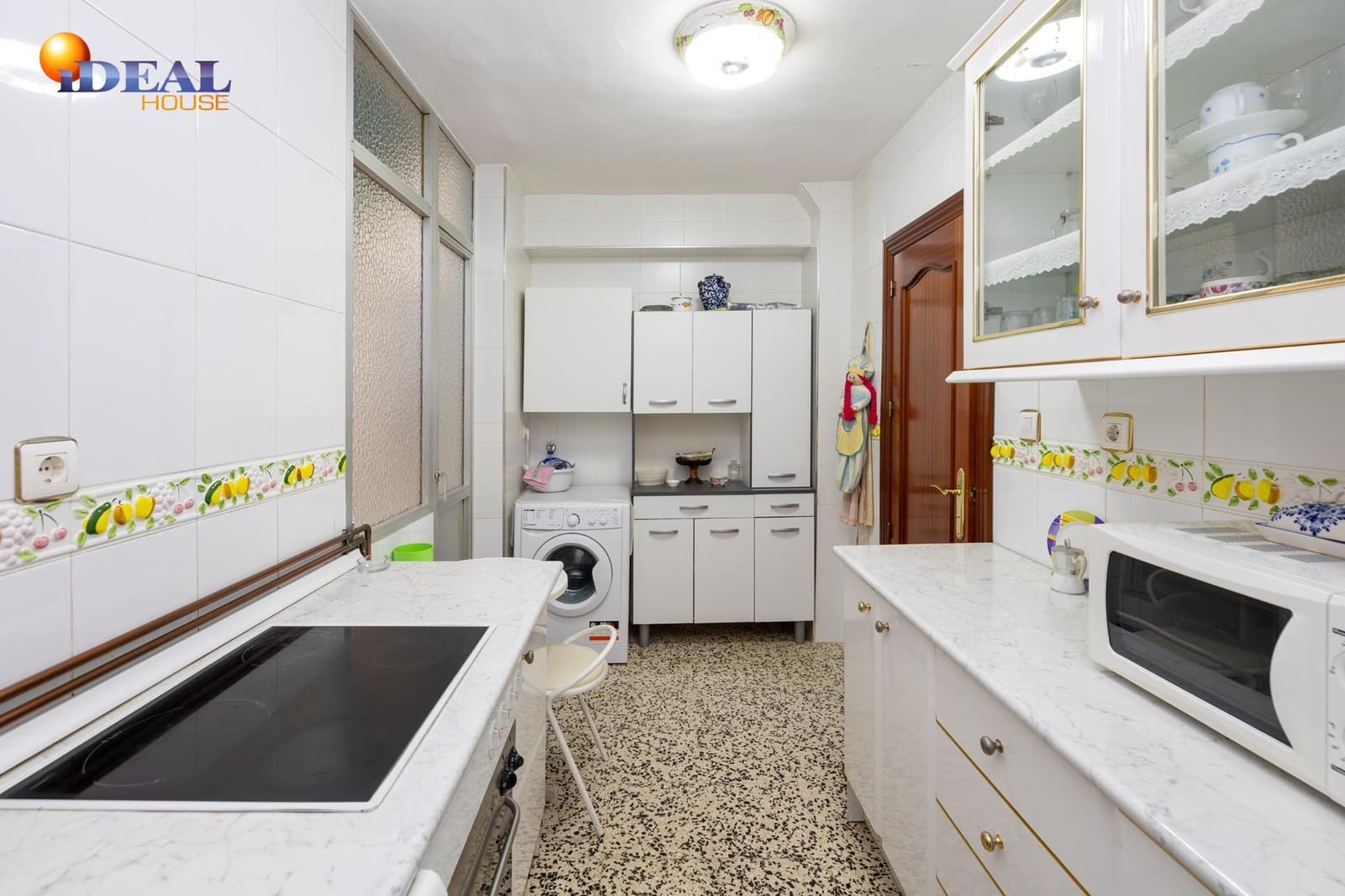 4 bedroom Flat for sale in Granada city with garage - € 245,000 (Ref: 9462018)