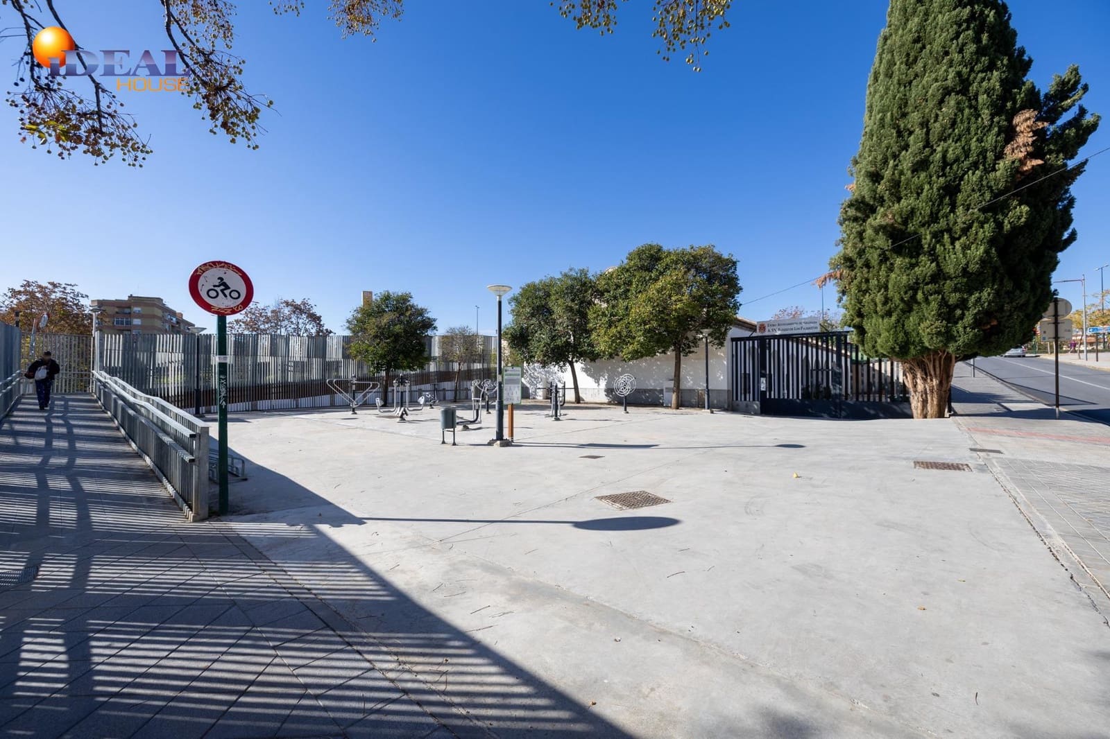 4 bedroom Flat for sale in Granada city with garage - € 245,000 (Ref: 9462018)