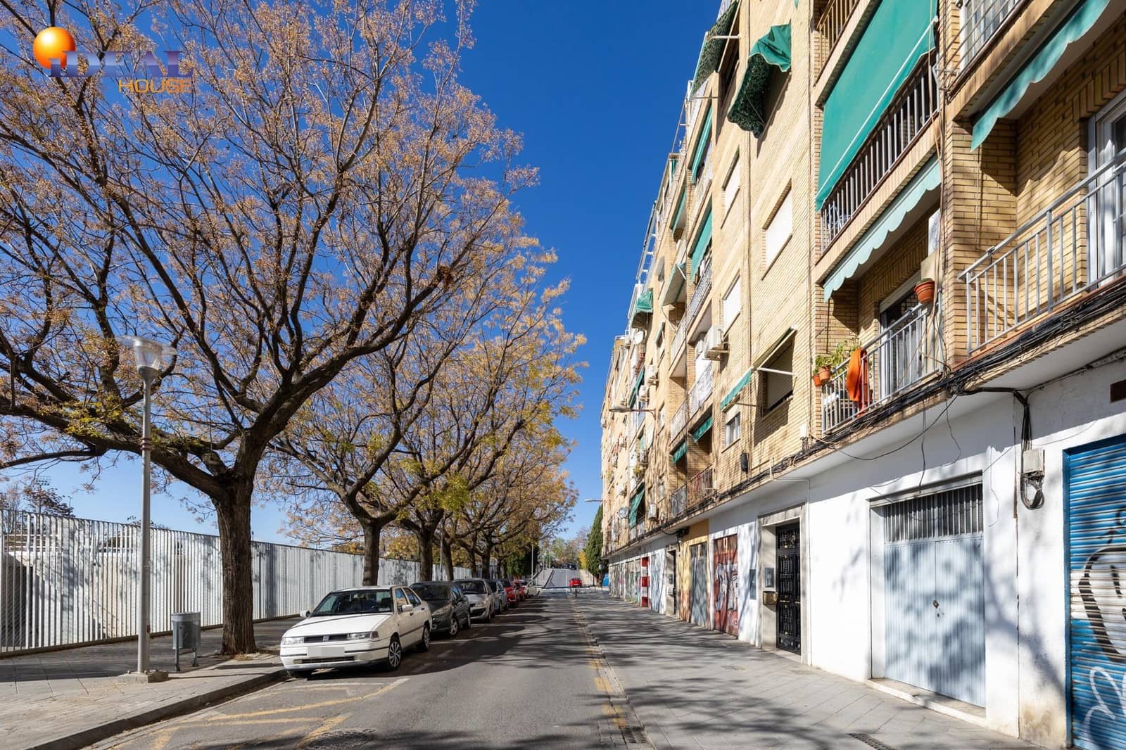 4 bedroom Flat for sale in Granada city with garage - € 245,000 (Ref: 9462018)